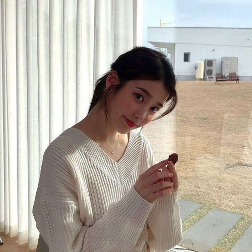 李知恩的春季穿搭太清新了 白色針織襯衫搭配牛仔褲,真讓人心動